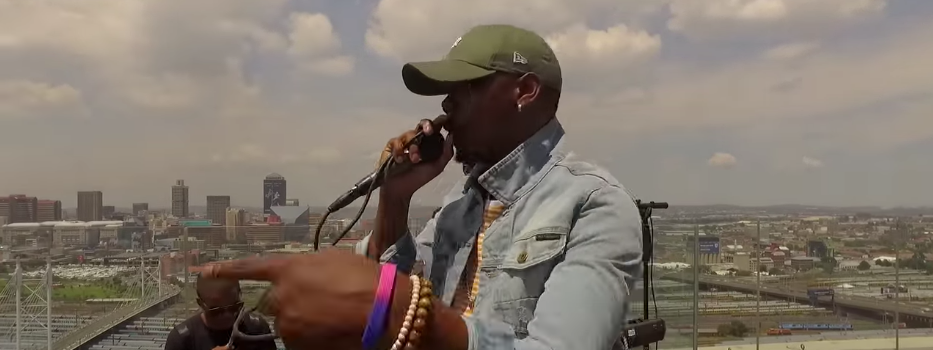 LINXSTAR performs the song “WHAAT” for BalconyTV.
